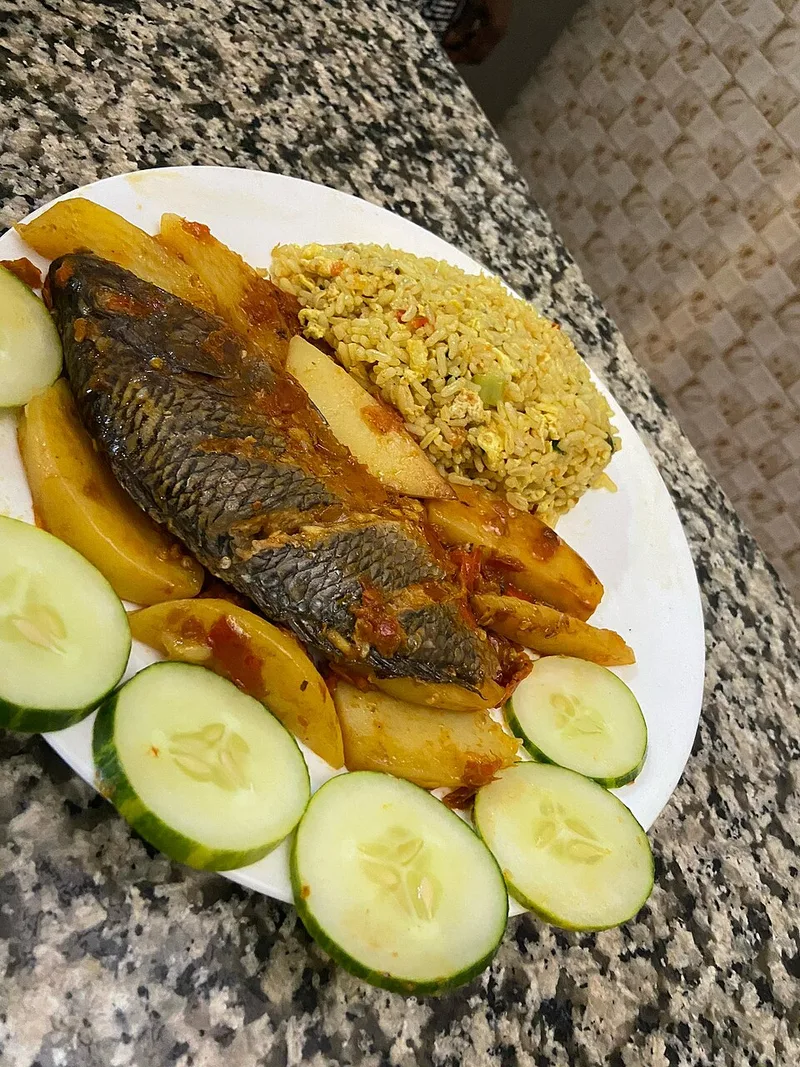 Zamè (Songhai Yellow Rice with Fish), via Wikimedia Commons
